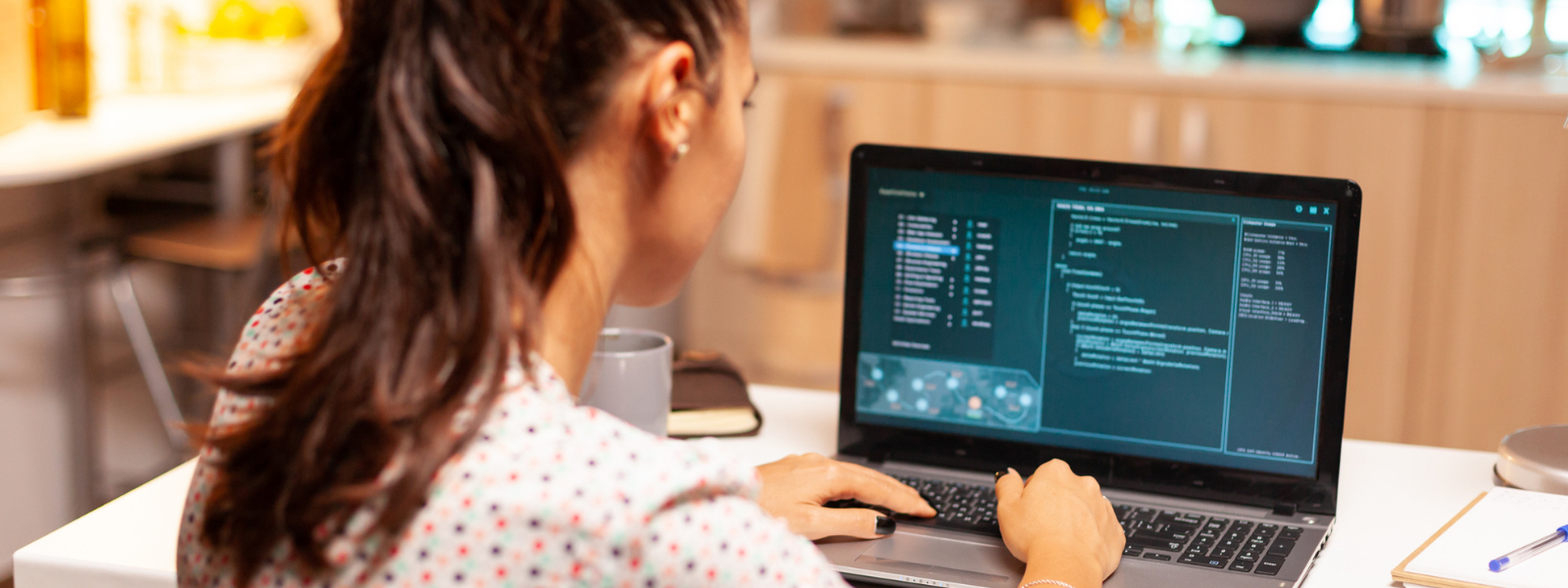 Mujer trabajando en Software Libre