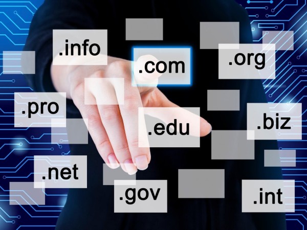 Mano de un hombre señalando nombre de dominios